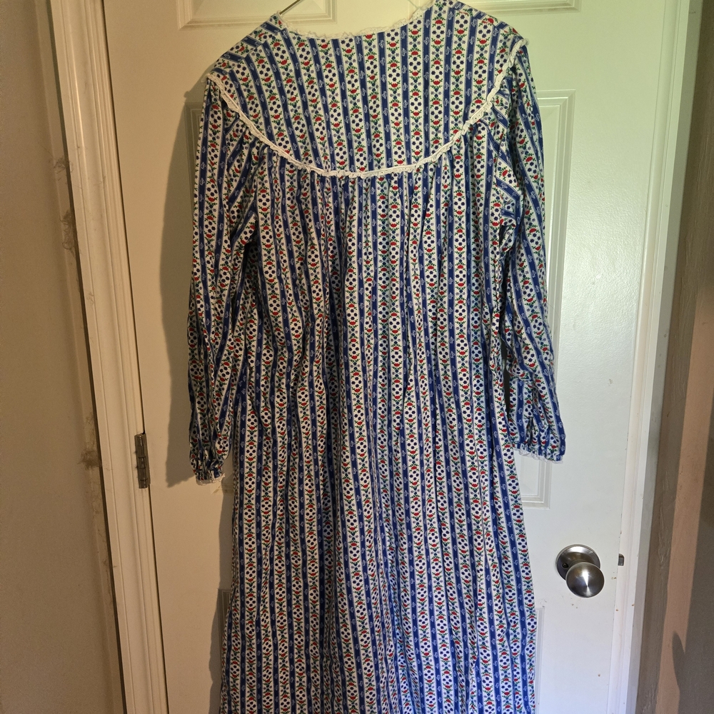 Blue and White Casual V-Neck Gown with Bishop Sleeves - Picture 5 of 6